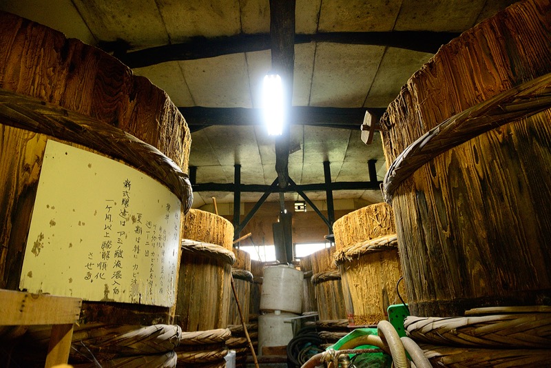 古いものは江戸時代から受け継がれている大樽は、歳月による風格が感じられて