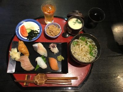 寿司 6 貫、うどん、茶碗蒸し、小鉢にサラダがついた 「素材蔵定食」 は、1000円というお値打ち価格で人気