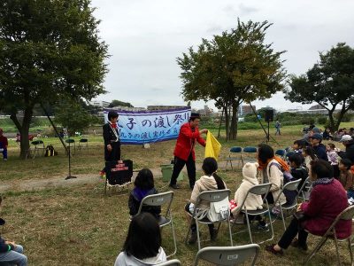 大道芸を食い入るように見つめる子どもたち