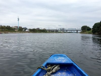 ラッキーにも最前列に乗船。橋のなかった時代は貴重な「渡し」でした