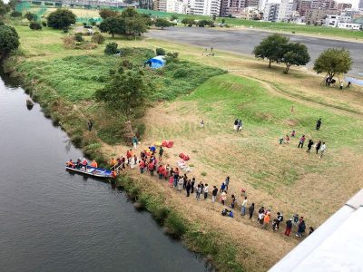 寒いなかにも乗船を待つたくさんの人出