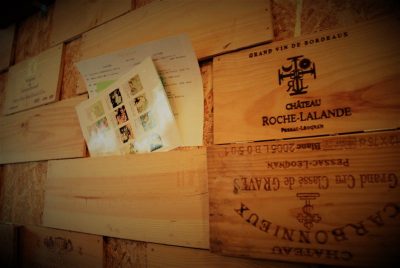 フランス産ワインの銘柄入り木箱が出迎え。ワイン好きも満足する品揃え