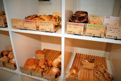 おいしさの組み合わせで誕生したパンが並ぶ棚は、さながら宝箱のよう！
